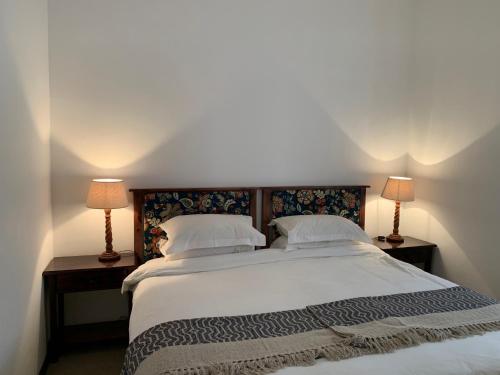 En eller flere senge i et værelse på Endless Vineyards at Wildekrans Wine Estate