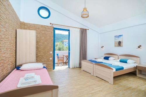 um quarto com 2 camas e uma varanda em Mikres Kyklades em Skala Potamias