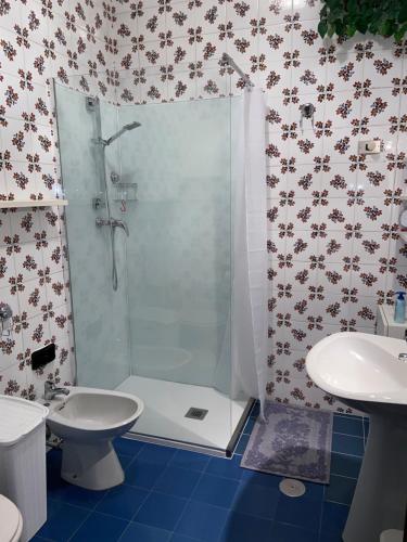 y baño con ducha, aseo y lavamanos. en Portovenere Apartment G.H., en Portovenere