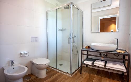 uma casa de banho com um chuveiro, um WC e um lavatório. em Hotel Angelina em Sant'Agnello