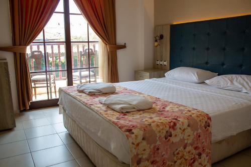 A bed or beds in a room at Hamle Hotel