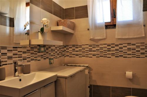 A bathroom at casa vacanze Bolgheri (Toscana)