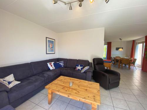 Uma área de estar em Hello Zeeland - Vakantiehuis Zwin 015