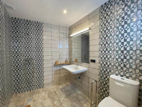 a bathroom with a toilet and a sink at APARTAMENTOS RURALES POSADA DE LLERENA in Llerena