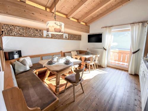 sala de estar con mesa de comedor y sofá en Holiday Home Haus Seitner - BMG160 by Interhome, en Mühlbach