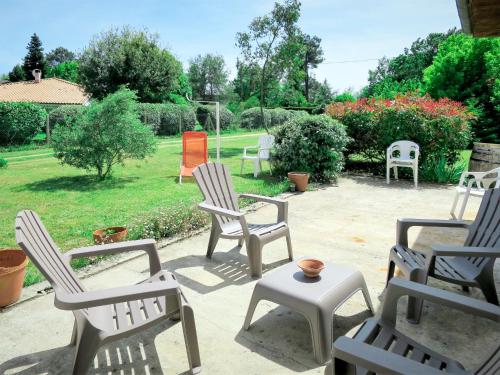 - un ensemble de chaises assises sur une terrasse dans l'établissement Holiday Home Orphée - GEM120 by Interhome, à Gaillan-en-Médoc