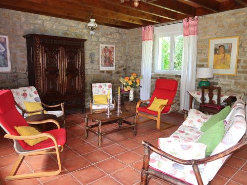 ein Wohnzimmer mit Stühlen und einem Tisch in der Unterkunft Holiday Home La Ferme Bis by Interhome in Loctudy