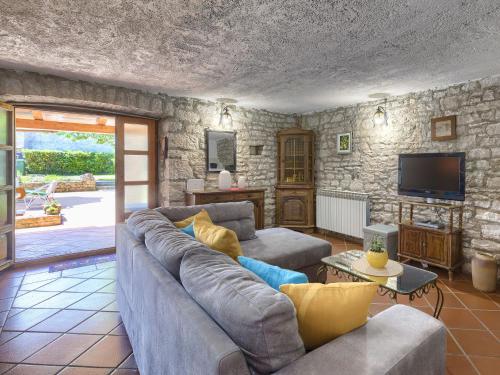 Coin salon dans l'établissement Holiday Home Toni by Interhome