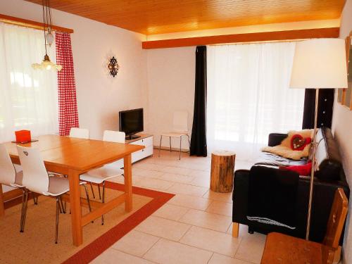 sala de estar con mesa y comedor en Apartment Chalet Almis-Bödeli-1 by Interhome, en Grindelwald