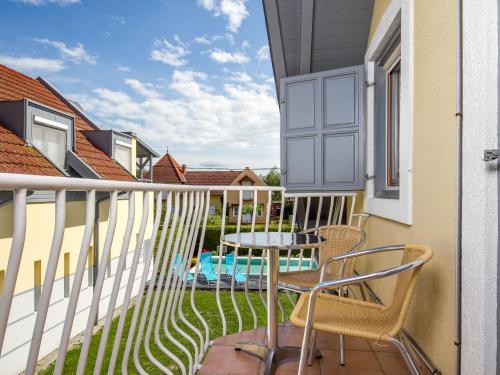 un patio con tavolo e sedie su un balcone di Apartment Amarillo 3 by Interhome a Balatonmáriafürdő