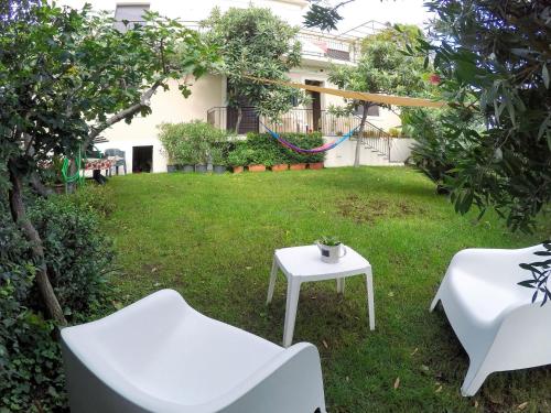 um quintal com uma mesa e cadeiras e uma rede de descanso em Apartment Etna View by Interhome em Mascali