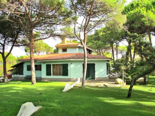 una pequeña casa blanca con árboles en el patio en Holiday Home Villa Margherita by Interhome, en Platamona