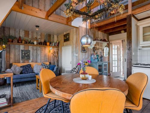 Zuid-Beijerland的住宿－波爾德茲特度假屋，厨房以及带木桌和椅子的客厅。