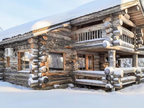ルカにあるHoliday Home Riekonmella by Interhomeの雪の丸太小屋