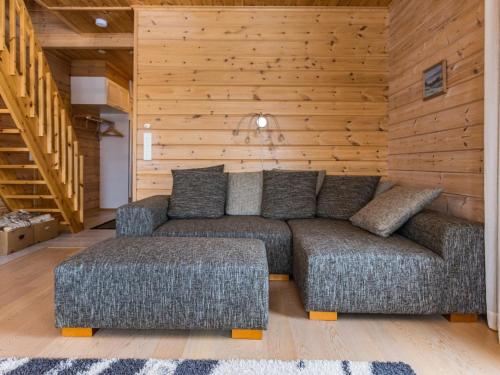 sala de estar con sofá y pared de madera en Holiday Home Rukassos a by Interhome, en Ruka
