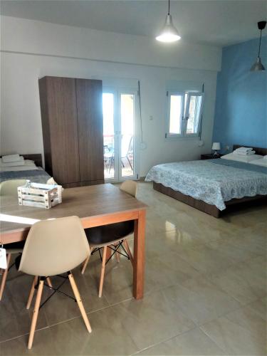 Ένα ή περισσότερα κρεβάτια σε δωμάτιο στο Zea Waves apartments