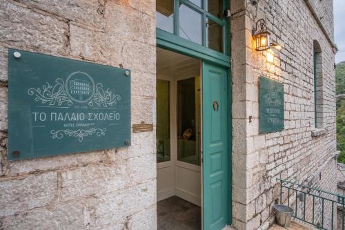 The Old School Boutique Hotelに飾ってある許可証、賞状、看板またはその他の書類