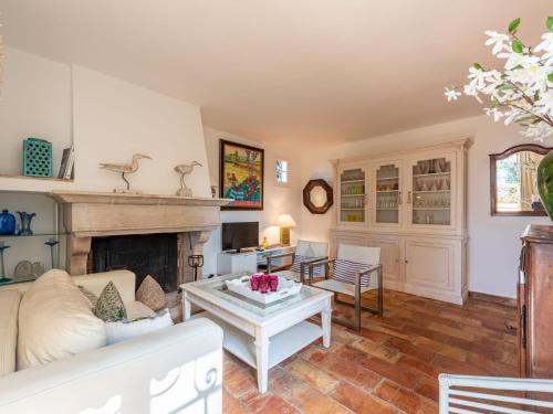 un salon avec un canapé et une cheminée dans l'établissement Holiday Home L'Oustalounet by Interhome, à Pardigon