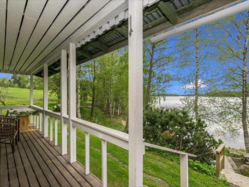 HeinälahtiにあるHoliday Home Rantapelto by Interhomeの水辺の景色を望む家の玄関からの眺め