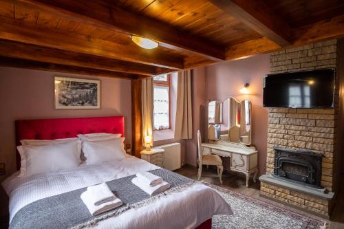 The Old School Boutique Hotel tesisinde bir odada yatak veya yataklar