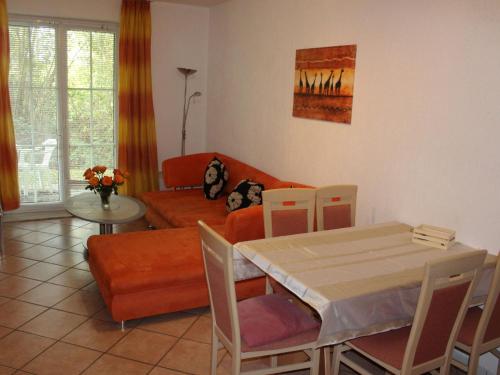 een woonkamer met een tafel en een bank bij Apartment Gollwitzer Park - Insel Poel-1 by Interhome in Gollwitz