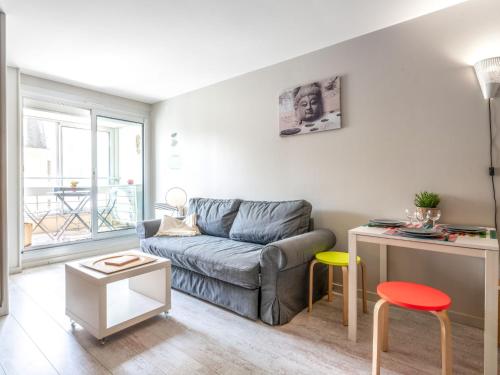 ein Wohnzimmer mit Sofa und Tisch in der Unterkunft Studio Victoria Surf-11 by Interhome in Biarritz