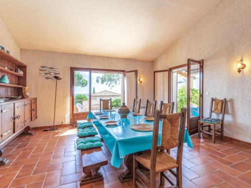 une salle à manger avec une table et des chaises bleues dans l'établissement Holiday Home Le Romarin by Interhome, aux Issambres