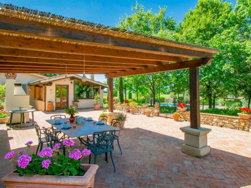 A garden outside Holiday Home Villa Rosa by Interhome