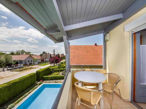 Bazén v ubytovaní Apartment Katie 2 by Interhome alebo v jeho blízkosti