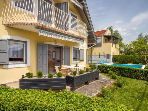 Bazén v ubytovaní Apartment Amarillo 6 by Interhome alebo v jeho blízkosti