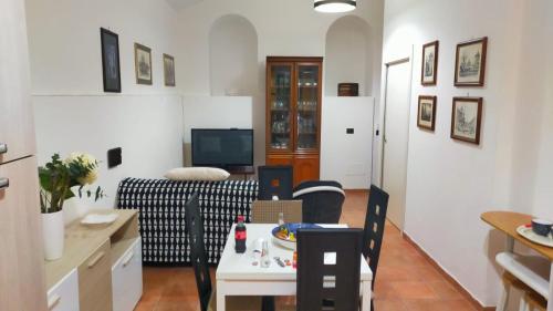 een woonkamer met een bank en een tafel bij GialLobLu in Alghero