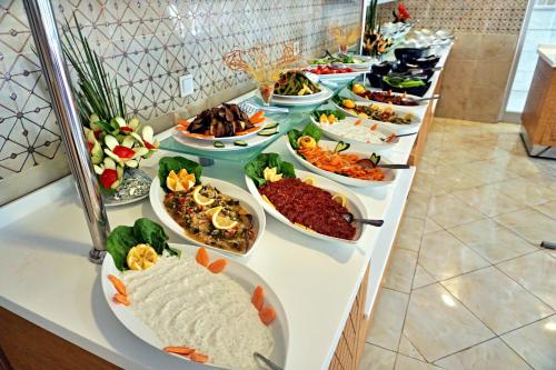 ein Buffet mit vielen verschiedenen Speisen in der Unterkunft Side Legend Hotel - All Inclusive in Side