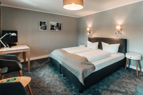 Säng eller sängar i ett rum på Hotel Freihof am Roland