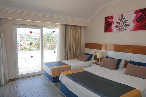 Ένα ή περισσότερα κρεβάτια σε δωμάτιο στο Side Legend Hotel