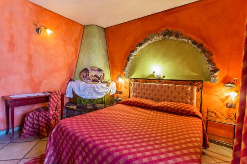 a bedroom with a bed with an orange wall at Casale Villa Giulia Marina di Lesina in Lesina