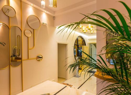 Ένα μπάνιο στο Hotel Maistrali