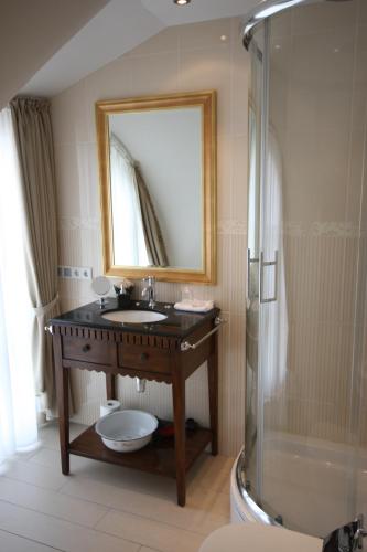 a bathroom with a sink and a mirror and a toilet at Landhaus Glowe in Glowe
