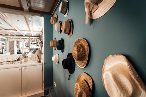 łazienka z 2 umywalkami i kapeluszami na ścianie w obiekcie Hotel Freihof am Roland w mieście Wedel