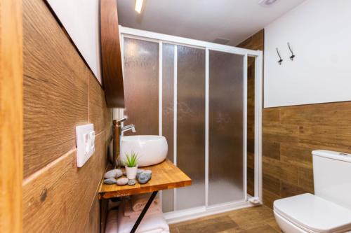 Un baño con lavabo e inodoro. en Sand Friendly Holiday Home, en Playa del Inglés