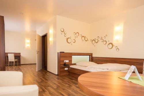 ホーホハイム・アム・マインにあるHotel Violaのベッド2台とテーブルのある寝室