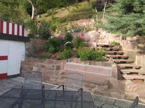 un conjunto de sillas sentadas frente a un conjunto de escaleras en Talstadtblick, en Schramberg