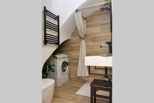 een badkamer met een wastafel en een wasmachine bij La CaSita in Vara de Rey