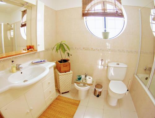 Bilik mandi di Ericeira Soulsurfers Guesthouse