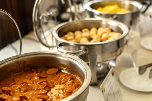 Makanan di atau berdekatan hotel