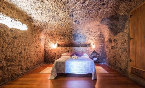 Ένα ή περισσότερα κρεβάτια σε δωμάτιο στο Casa Cueva Las Margaritas By Artenatur