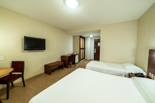Katil atau katil-katil dalam bilik di Hotel Praia Centro