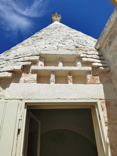 a building with a window and a roof at Lamia Nina in Cisternino