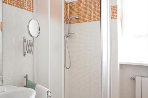 ローマにあるGarden House Holidaysのバスルーム(シャワー、洗面台、鏡付)
