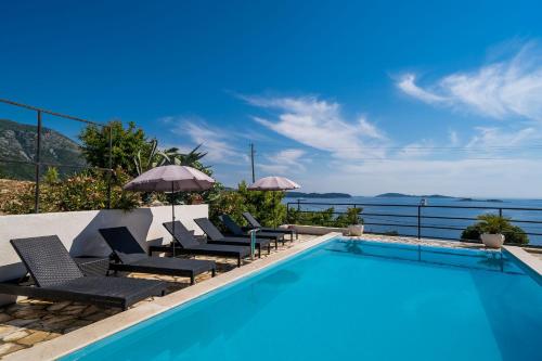 - une piscine avec des chaises longues à côté du complexe dans l'établissement Apartments Villa Made 4U, à Mlini