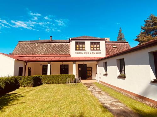 Um edifício com um cartaz que lê Hunter Ferramentas Ranch em Hotel Pod Zámkem em Javorník